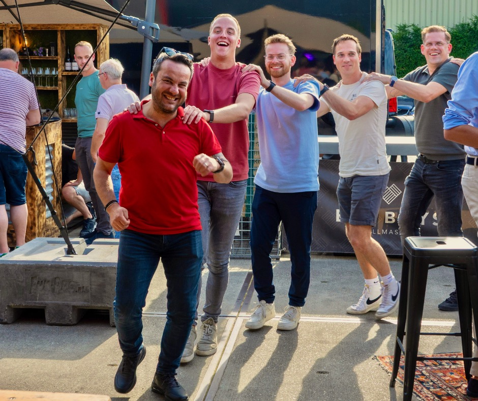 Collega's lopen in polonaise tijdens bedrijfsfeest.