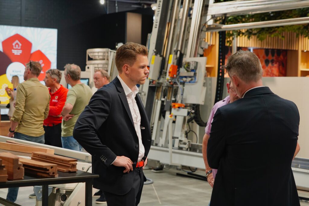 De Groot'er luistert naar klanten in de showroom.