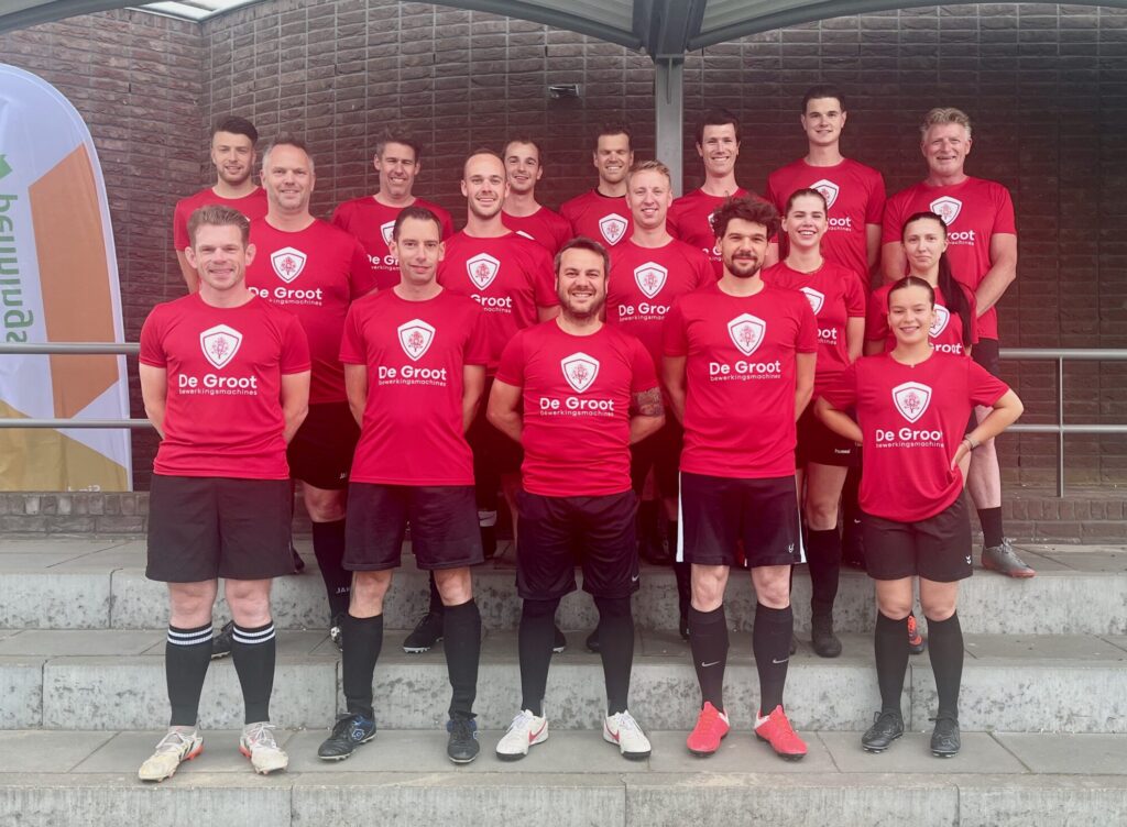 De Groot'ers doen mee aan voetbaltoernooi in De Groot voetbalshirts.