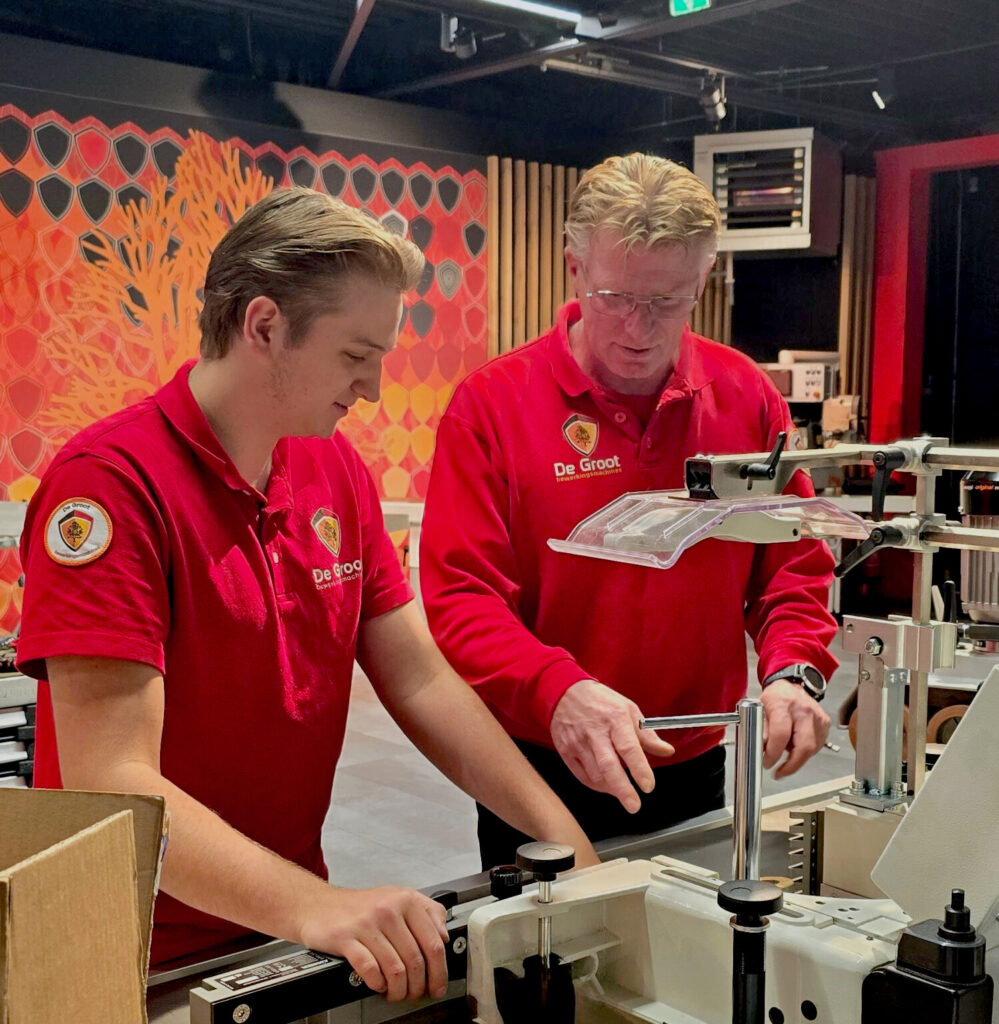 Servicetechnici De Groot met collega aan het leren
