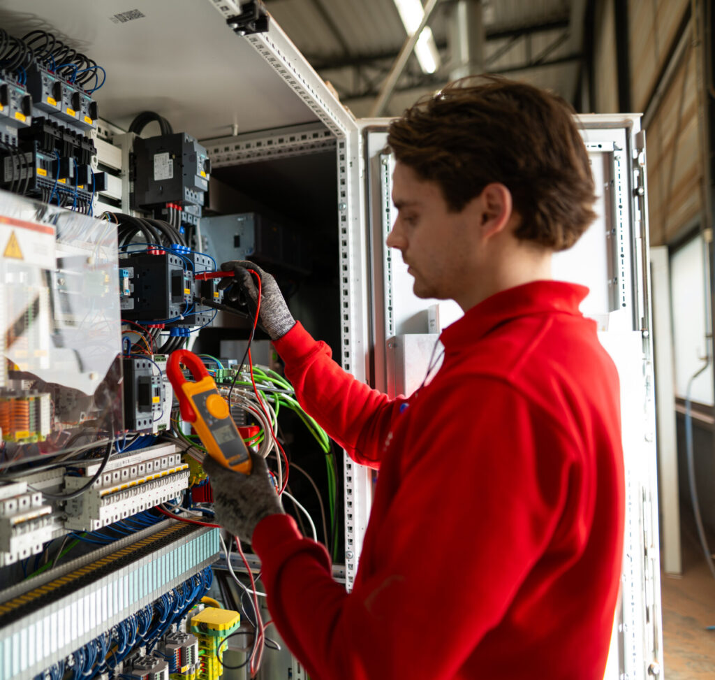 Servicetechnicus is bij klant met techniek bezig