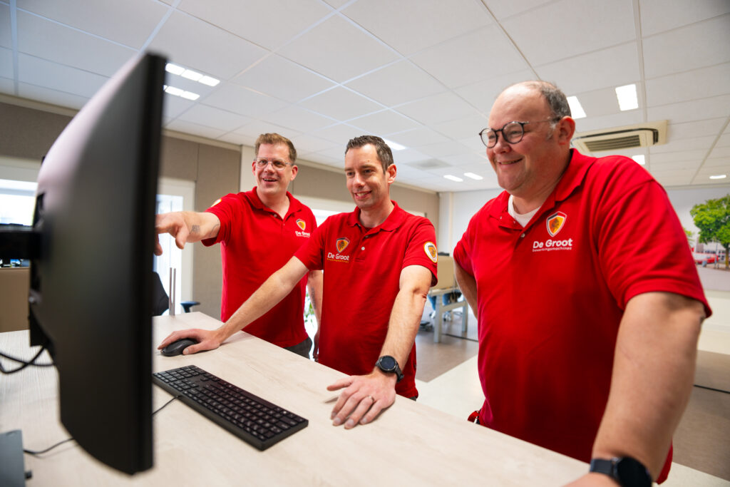 Servicecenter technicus met collega's aan het werk