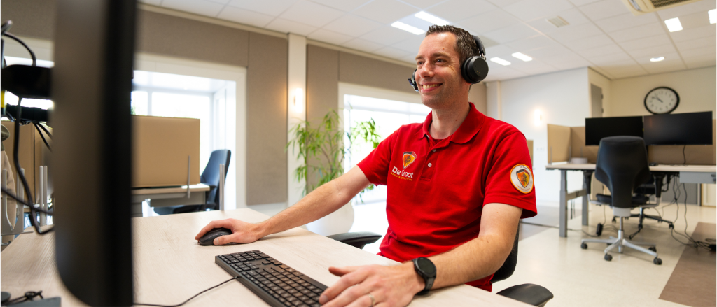Servicecenter technicus aan het werk achter laptop